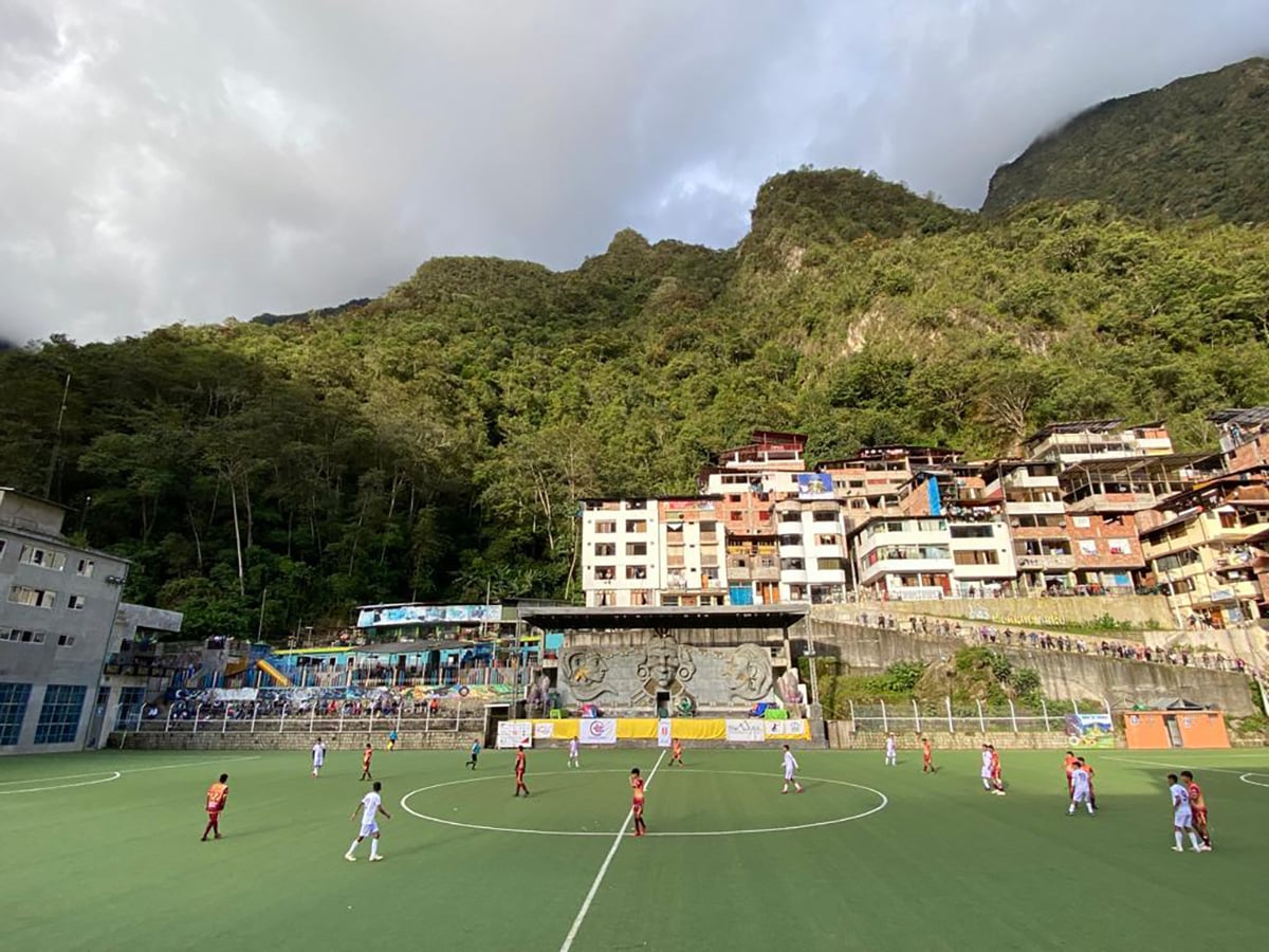 Fussball in Peru mit Berg im Hintergrund